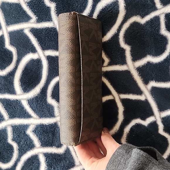 MK trifold wallet. - Picture 4 of 9